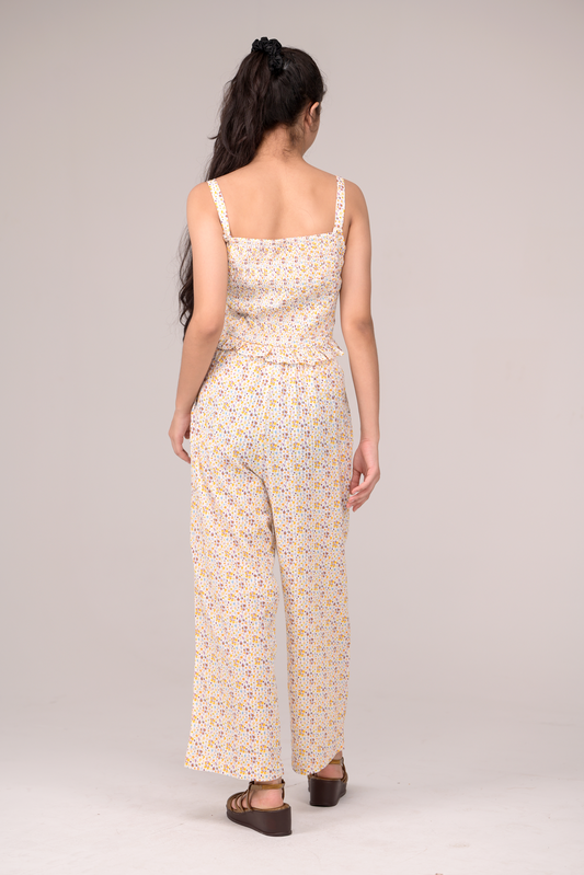 Sweet neck sleeves top, paired with comfy matching bottoms