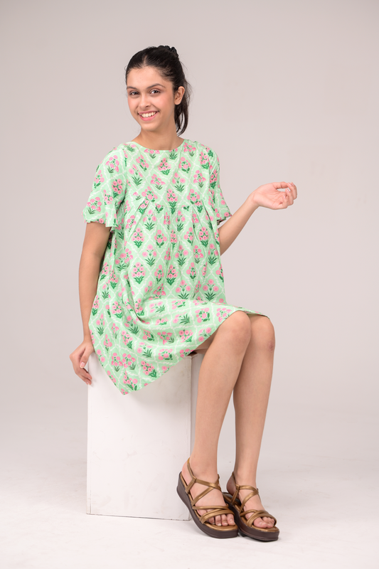 Frock with a round neck and ruffled short sleeves