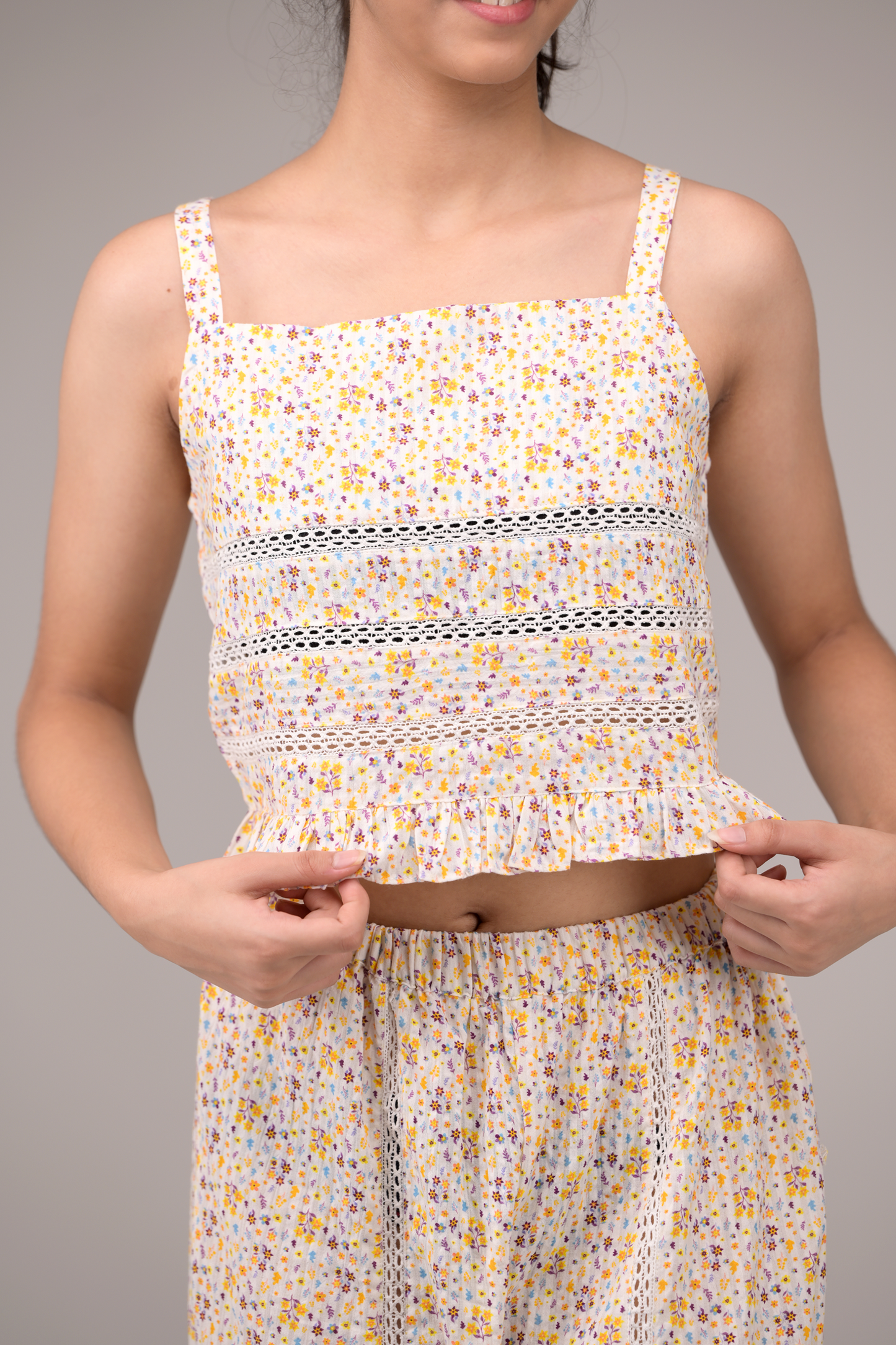 Sweet neck sleeves top, paired with comfy matching bottoms