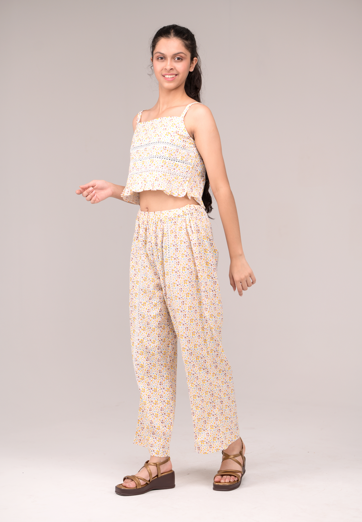 Sweet neck sleeves top, paired with comfy matching bottoms
