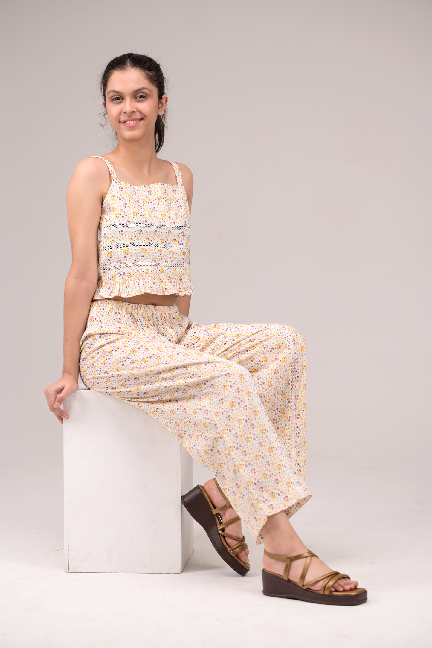 Sweet neck sleeves top, paired with comfy matching bottoms