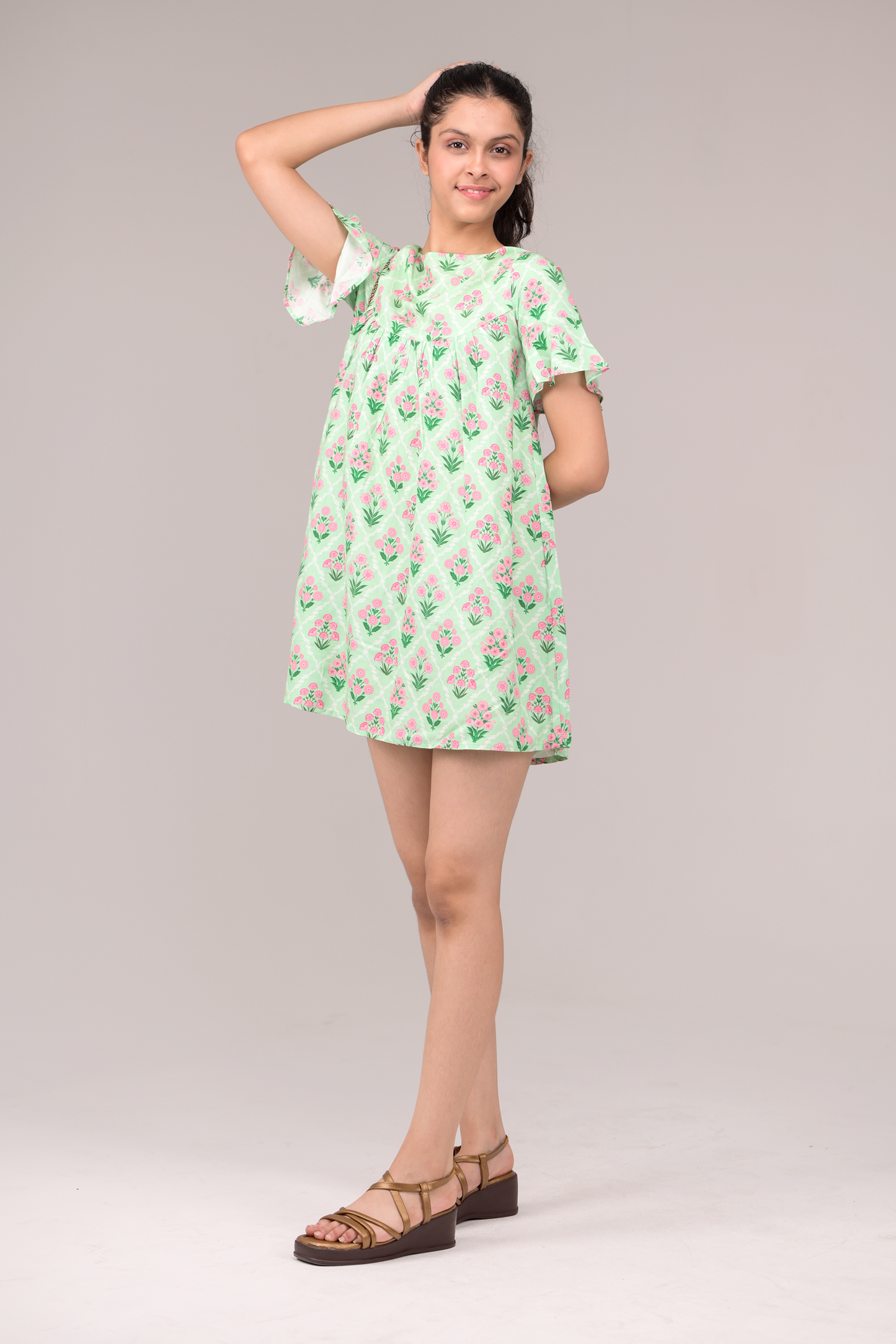 Frock with a round neck and ruffled short sleeves