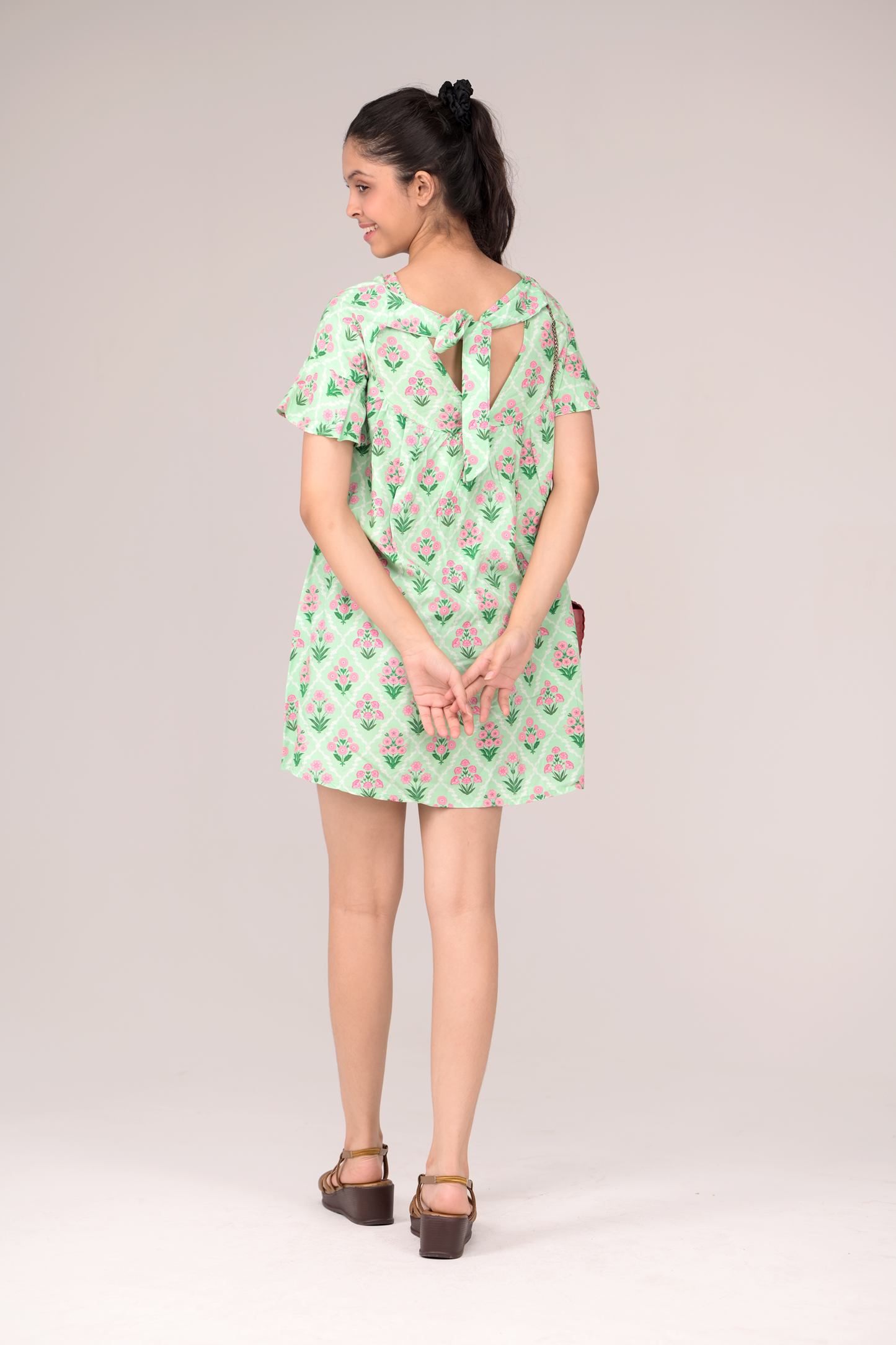 Frock with a round neck and ruffled short sleeves