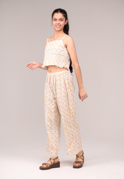 Sweet neck sleeves top, paired with comfy matching bottoms