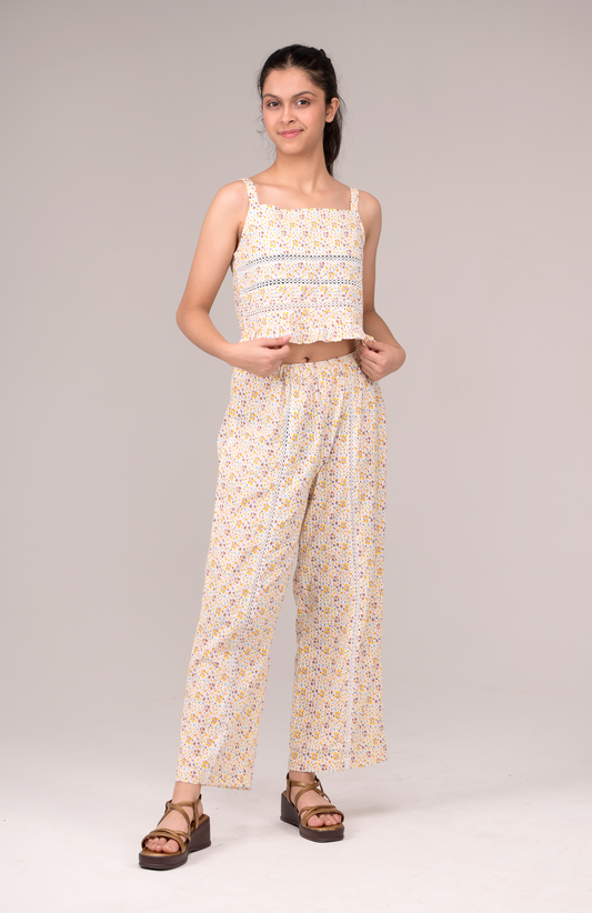 Sweet neck sleeves top, paired with comfy matching bottoms
