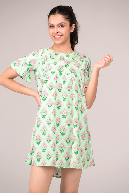 Frock with a round neck and ruffled short sleeves