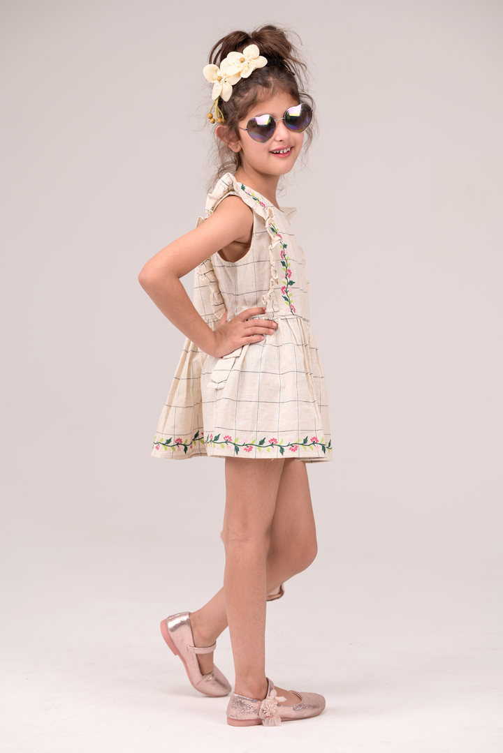 Round-neck Dress with fluttering ruffle sleeves