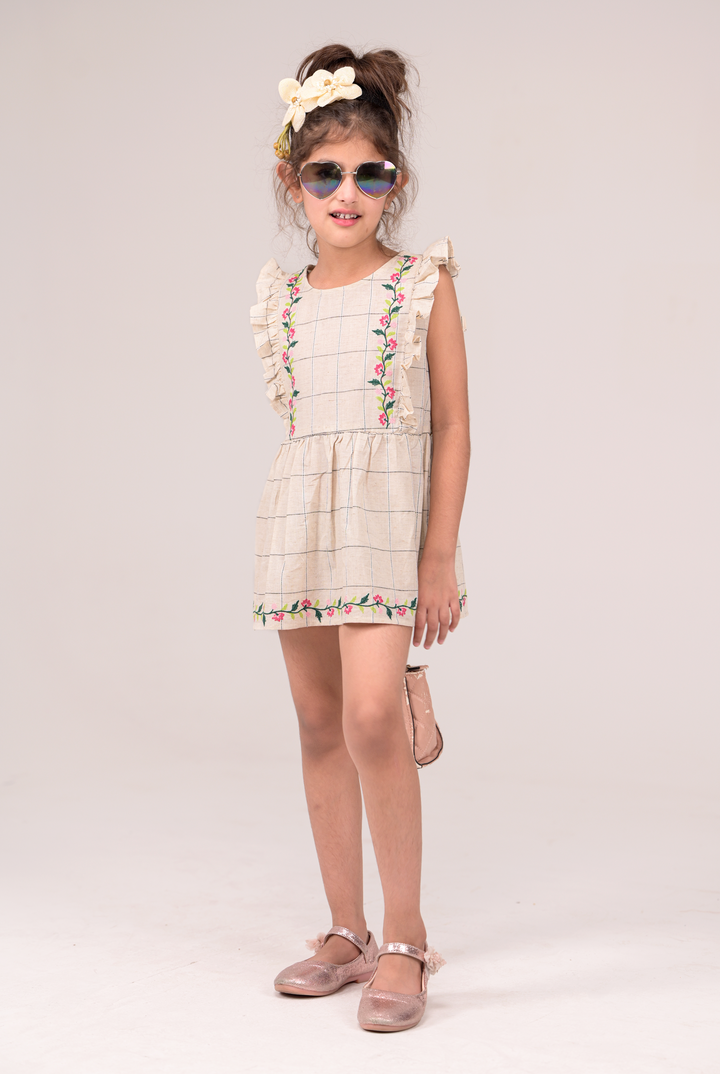 Round-neck Dress with fluttering ruffle sleeves